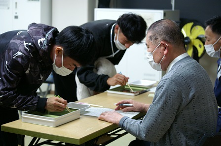 小豆を箸でつまむ　写真①