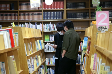 図書探し　写真