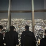 スカイツリーから夜景を見ている