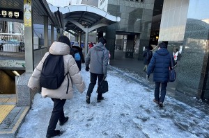 雪道を歩く　写真